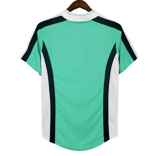Vista trasera de la camiseta retro de Nigeria 1998 local en color verde con paneles laterales blancos