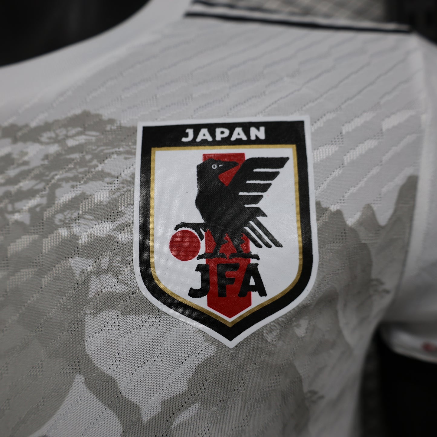 Detalle escudo camiseta Japón Dragón 2025 edición especial fútbol japonés
