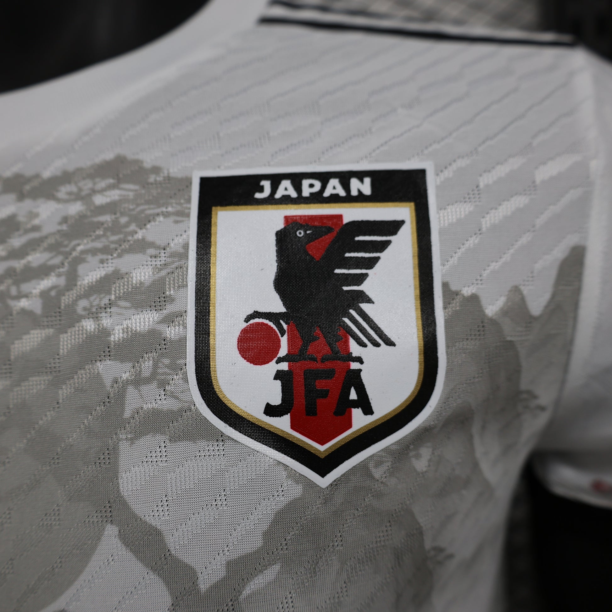 Detalle escudo camiseta Japón Dragón 2025 edición especial fútbol japonés
